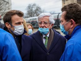 Jean-Pierre Chevènement et Emmanuel Macron lors de la visite de l’usine GE de Belfort début février. Photo ER/Michael DESPREZ