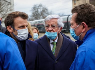 Jean-Pierre Chevènement et Emmanuel Macron lors de la visite de l’usine GE de Belfort début février. Photo ER/Michael DESPREZ