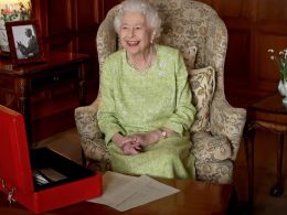 Reine Élizabeth II à son bureau