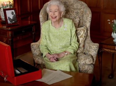 Reine Élizabeth II à son bureau