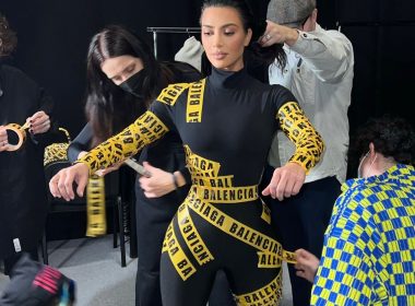 Kim Kardashian, se préparant pour le défilé Balenciaga à Paris du 06/03/2022