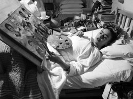 Frida Kahlo peignant depuis son lit