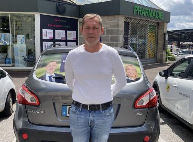 Valéry Elophe devant sa voiture de campagne - Valentin FRANCY