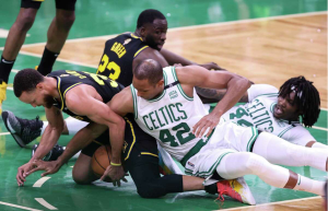 Duel de chaque instant entre les Warriors et les Celtics dans ces finales 2022 (de gauche à droite : Stephen Curry, Draymond Green, Al Horford et Robert Williams III)