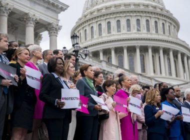 Mobilisation des élus démocrates pour protéger le droit à l’avortement sur les marches du Congrès américain. Photo AFP/Stefani REYNOLDS