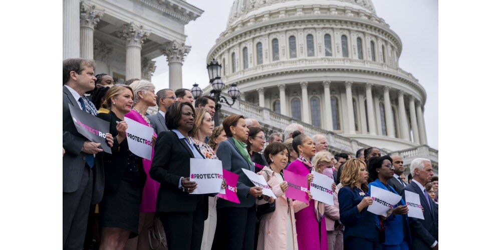 Mobilisation des élus démocrates pour protéger le droit à l’avortement sur les marches du Congrès américain. Photo AFP/Stefani REYNOLDS