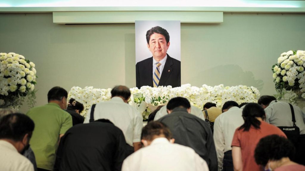 Des japonais se recueillent afin de rendre hommage à Shinzo Abe - L'Union