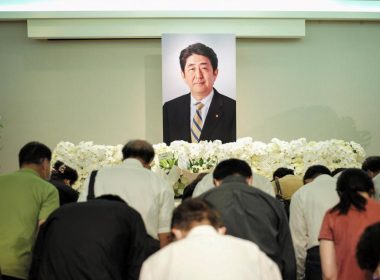 Des japonais se recueillent afin de rendre hommage à Shinzo Abe - L'Union