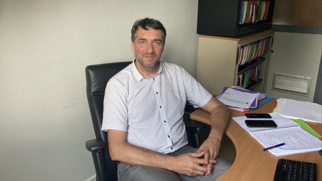 Christophe Béchade dans son bureau à la sous-préfecture de Brive-la-Gaillarde – Valentin FRANCY