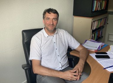 Christophe Béchade dans son bureau à la sous-préfecture de Brive-la-Gaillarde – Valentin FRANCY