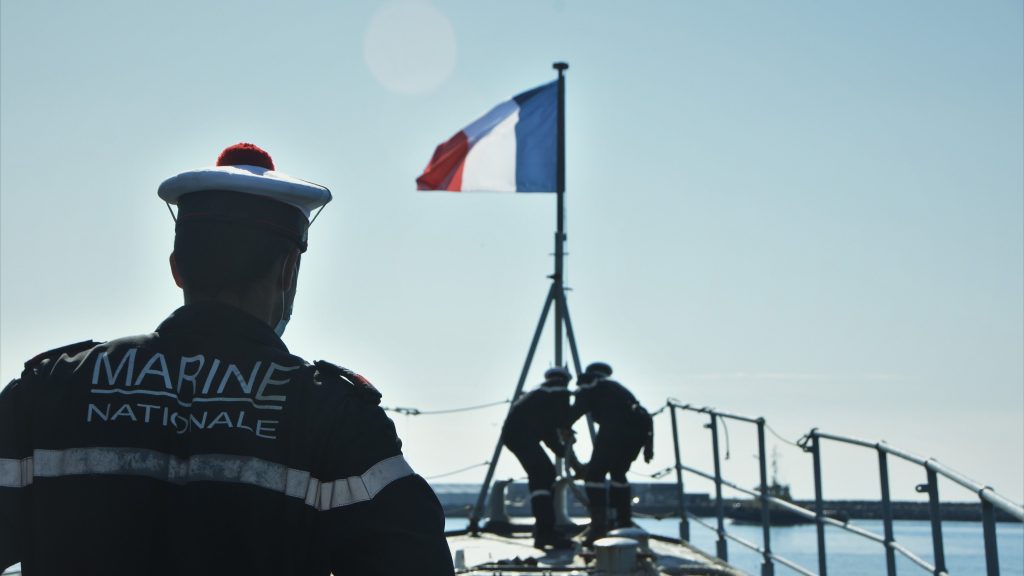 Un marin de la Marine Nationale lors de la levée des couleurs sur un navire - Marine Nationale via Twitter