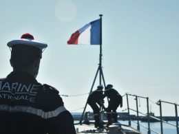 Un marin de la Marine Nationale lors de la levée des couleurs sur un navire - Marine Nationale via Twitter