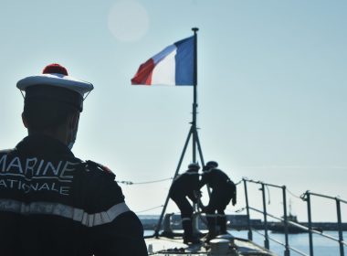 Un marin de la Marine Nationale lors de la levée des couleurs sur un navire - Marine Nationale via Twitter