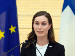 La première ministre finlandaise Sanna Marin, réalisant ici un discours devant le drapeau de son pays et celui de l’Union Européenne (crédit : afp.com/Franck ROBICHON)