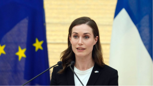 La première ministre finlandaise Sanna Marin, réalisant ici un discours devant le drapeau de son pays et celui de l’Union Européenne (crédit : afp.com/Franck ROBICHON)