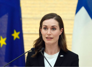 La première ministre finlandaise Sanna Marin, réalisant ici un discours devant le drapeau de son pays et celui de l’Union Européenne (crédit : afp.com/Franck ROBICHON)