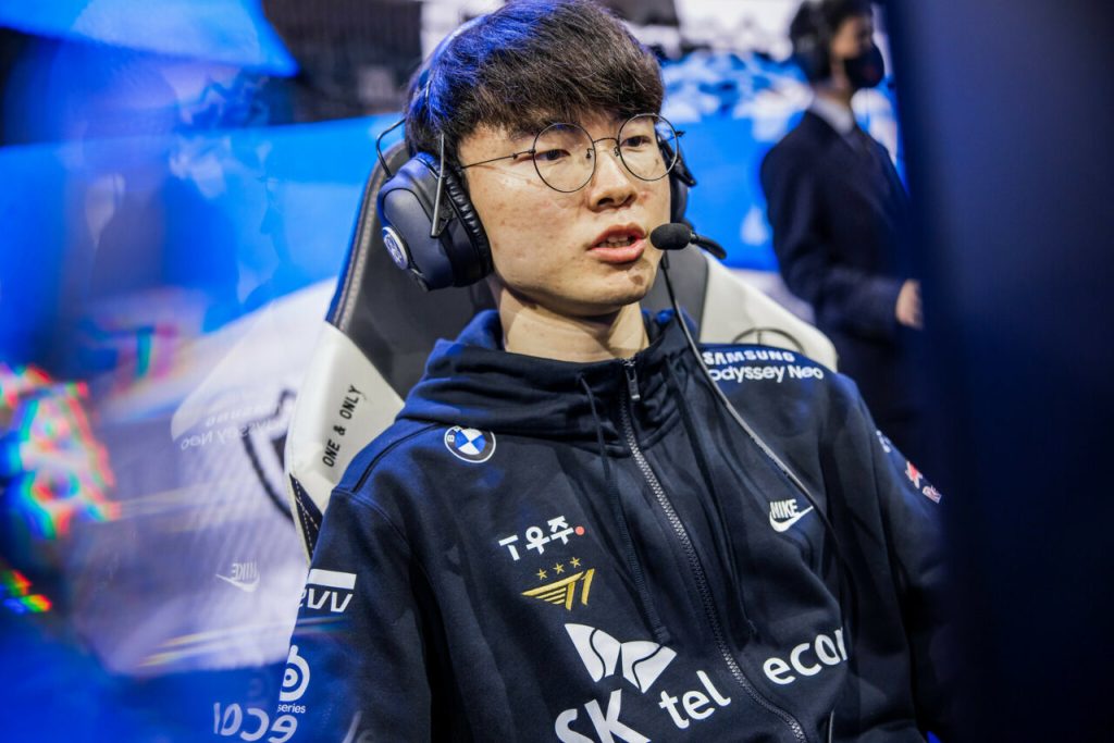 Faker, joueur coréen de League of Legends sur la scène des Worlds 22