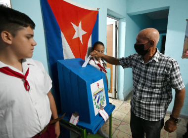 Un citoyen cubain dépose son vote concernant le référendum sur le « nouveau code de la Famille » le 25 septembre 2022
