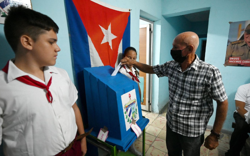 Un citoyen cubain dépose son vote concernant le référendum sur le « nouveau code de la Famille » le 25 septembre 2022