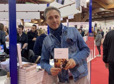 Jérôme de Verdière lors de la 40ème édition de la Foire du Livre de Brive, tenant dans les mains son premier roman intitulé La Robe - Source: Valentin Francy/CSactu