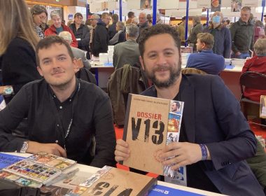 Azzeddine Ahmed-Chaouch et Valentin Pasquier présentent leur livre Dossier V13 à la Foire du Livre de Brive-la-Gaillarde - Source: Valentin Francy/CSactu