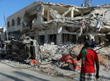 Un résident devant les débris d’un bâtiment détruit à Mogadiscio le 30 octobre 2022 afp.com – HASSAN ALI ELMI