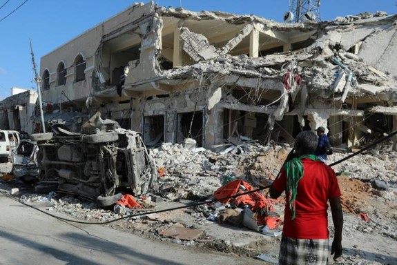 Un résident devant les débris d’un bâtiment détruit à Mogadiscio le 30 octobre 2022 afp.com – HASSAN ALI ELMI