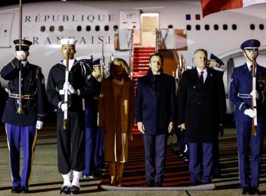 Le président français Emmanuel Macron et son épouse Brigitte Macron sont arrivés mardi soir à Washington. © Crédit photo : LUDOVIC MARIN/AFP