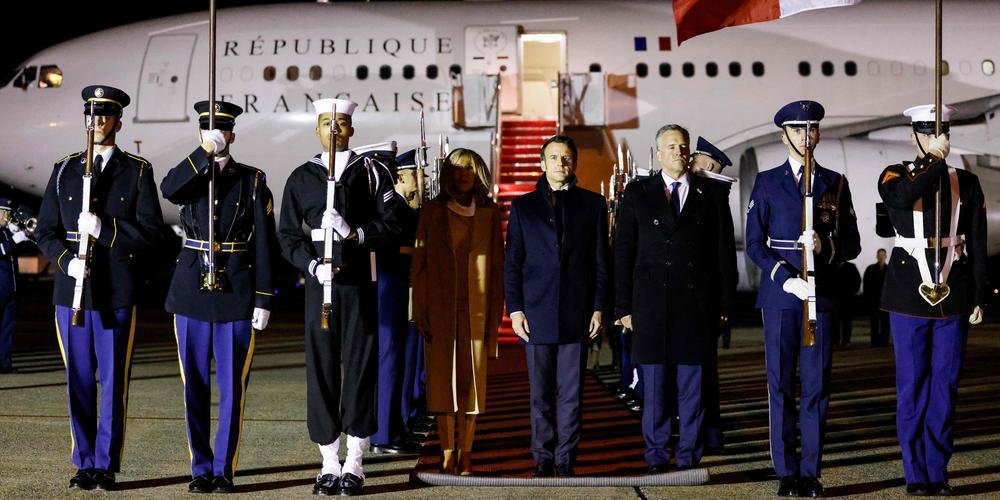 Le président français Emmanuel Macron et son épouse Brigitte Macron sont arrivés mardi soir à Washington. © Crédit photo : LUDOVIC MARIN/AFP