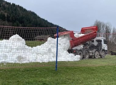 La neige utilisée, en partie artificielle, était conservée à proximité, depuis la dernière saison hivernale, sous une couche de sciure.  @VALERIE_PAUMIER SUR TWITTER