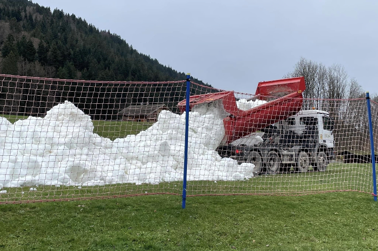 La neige utilisée, en partie artificielle, était conservée à proximité, depuis la dernière saison hivernale, sous une couche de sciure.  @VALERIE_PAUMIER SUR TWITTER