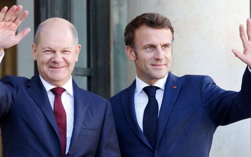 German Chancellor Olaf Scholz and Emmanuel Macron at the Elysee Palace on October 26, 2022. LUDOVIC MARIN / AFP