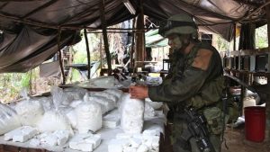 Une table remplie de sac contenant de la cocaïne en Colombie - Source : BBC
