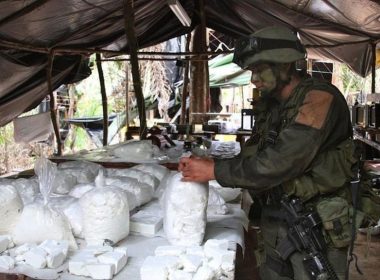 Une table remplie de sac contenant de la cocaïne en Colombie - Source : BBC