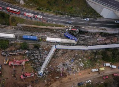 Greek rescue teams intervene after a collision between two trains near Larissa, Greece, on March 1, 2023 / VASILIS VERVERIDIS / AFP