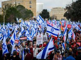 Manifestations contre la réforme de la justice en Israël dans les rues de Tel Aviv, le lundi 27 mars 2023 | ©Arie Leib Abrams