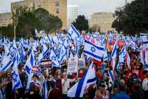 Manifestations contre la réforme de la justice en Israël dans les rues de Tel Aviv, le lundi 27 mars 2023 | ©Arie Leib Abrams