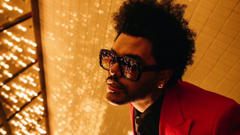 L'artiste The Weeknd dans le clip de Blinding Lights, sorti le 29 novembre 2019 (https://www.youtube.com/watch?v=4NRXx6U8ABQ).