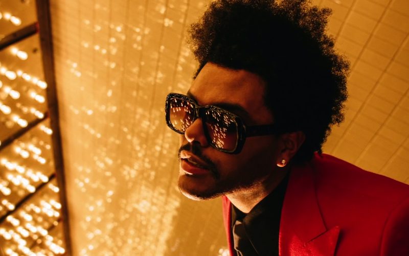 L'artiste The Weeknd dans le clip de Blinding Lights, sorti le 29 novembre 2019 (https://www.youtube.com/watch?v=4NRXx6U8ABQ).