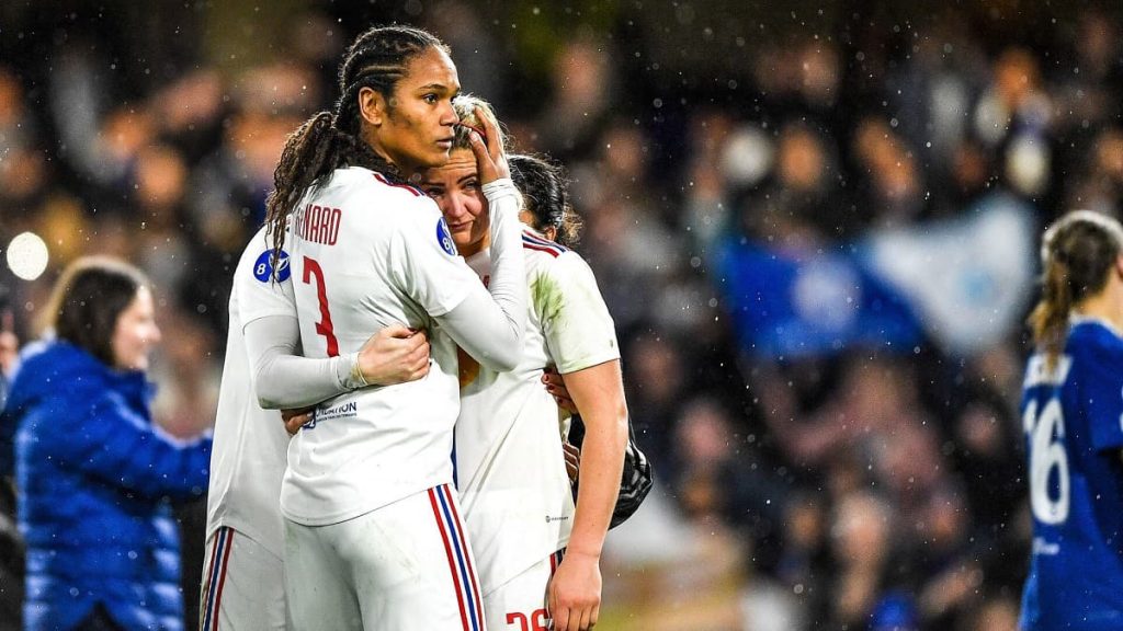 Wendie Renard et les Lyonnaises après la défaite face aux anglaises de Chelsea