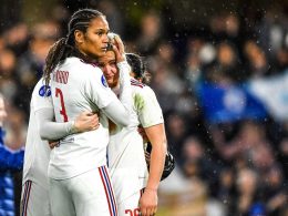 Wendie Renard et les Lyonnaises après la défaite face aux anglaises de Chelsea