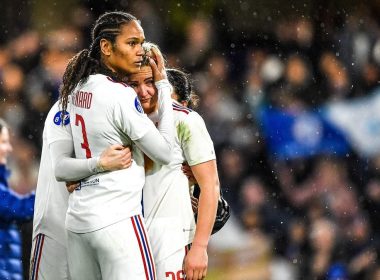 Wendie Renard et les Lyonnaises après la défaite face aux anglaises de Chelsea