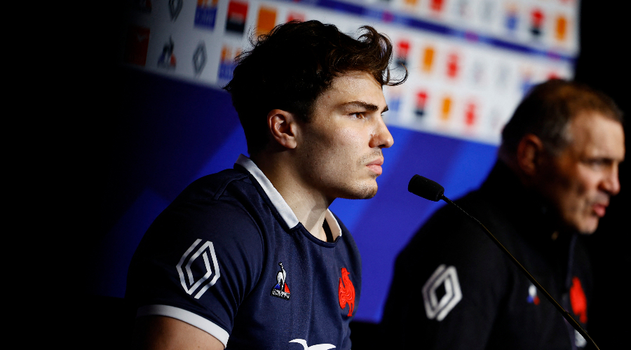 Antoine Dupont, capitaine du XV de France, en conférence de presse (source : sport.fr)