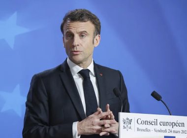 Le président français Emmanuel Macron lors d'une conférence de presse à l'issue d'un sommet du Conseil européen à Bruxelles (Belgique), le 24 mars 2023. (NICOLAS ECONOMOU / NURPHOTO / AFP)