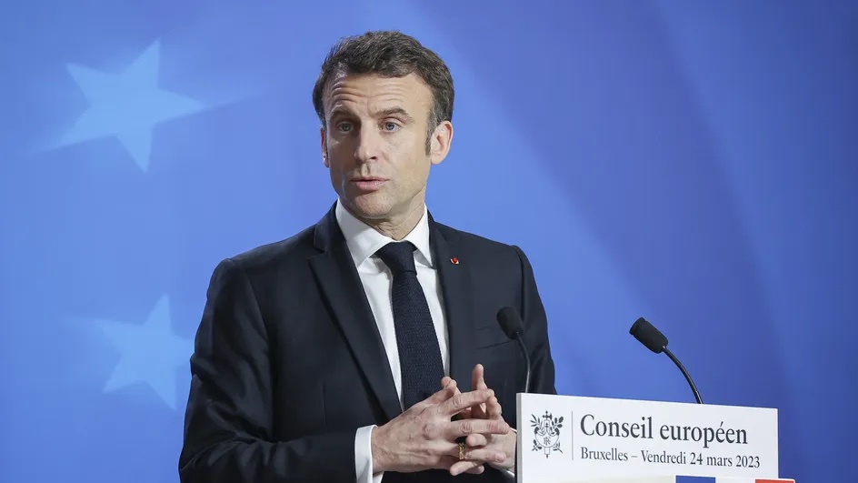 Le président français Emmanuel Macron lors d'une conférence de presse à l'issue d'un sommet du Conseil européen à Bruxelles (Belgique), le 24 mars 2023. (NICOLAS ECONOMOU / NURPHOTO / AFP)