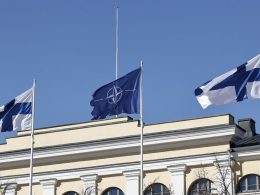 The flags of Finland and NATO in the courtyard of the Finnish Ministry for Foreign Affairs on 4 April 2023 in Helsinki/ afp.com/Antti Hämäläinen/ https://www.lexpress.fr/monde/europe/la-finlande-dans-lotan-un-tournant-historique-et-des-questions-EVEGASSIMJD6PFTNL4XMFXOBGQ/