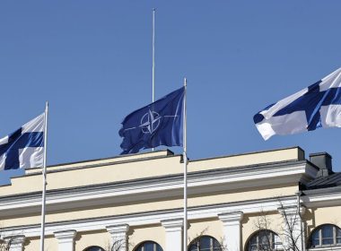 The flags of Finland and NATO in the courtyard of the Finnish Ministry for Foreign Affairs on 4 April 2023 in Helsinki/ afp.com/Antti Hämäläinen/ https://www.lexpress.fr/monde/europe/la-finlande-dans-lotan-un-tournant-historique-et-des-questions-EVEGASSIMJD6PFTNL4XMFXOBGQ/
