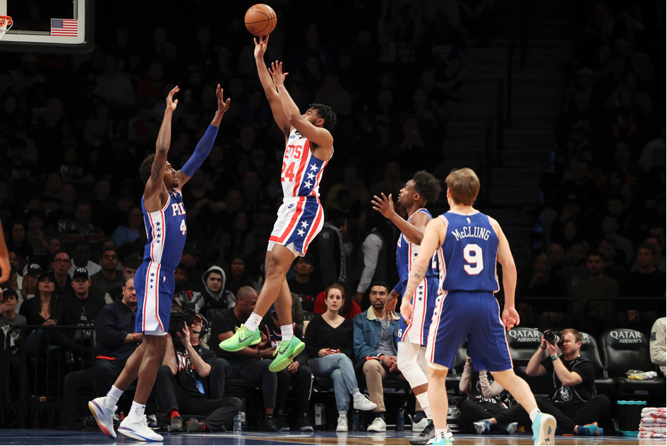 Les 76ers de Philadelphie (en bleu) retrouveront les Nets de Brooklyn (en blanc) pour le premier tour des Play-Off ! (Crédit : AP)