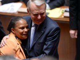 L’ancien Premier ministre Jean-Marc Ayrault et Christiane Taubira après l’adoption de la loi sur le mariage pour tous, le 23 avril 2013. [MARTIN BUREAU / AFP]