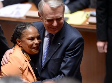 L’ancien Premier ministre Jean-Marc Ayrault et Christiane Taubira après l’adoption de la loi sur le mariage pour tous, le 23 avril 2013. [MARTIN BUREAU / AFP]